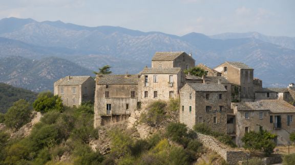 À la découverte des villages perchés de Corse : histoire et charme authentique