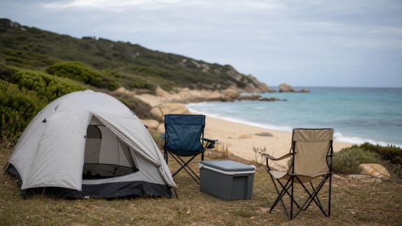 Peut-on camper près des plages en Corse ? Réglementation et conseils