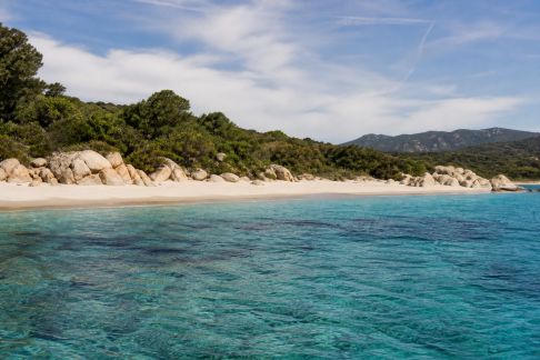 Découvrir les plages corses accessibles en bateau depuis le littoral