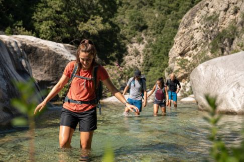 Randonnées aquatiques : une aventure rafraîchissante en Corse