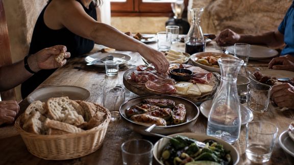 Les corses à table : coutumes et rituels des repas insulaires