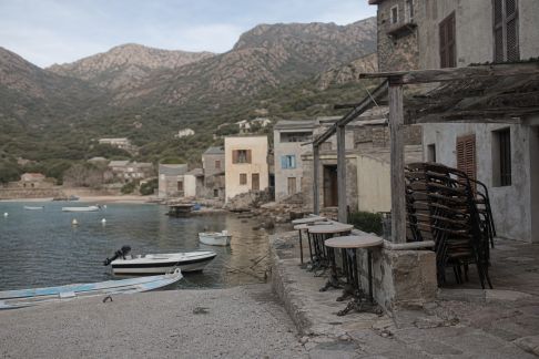 Voyager en Corse en basse saison : services ouverts et points de vigilance