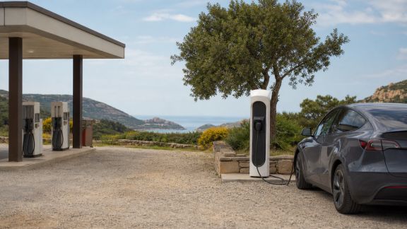 Où trouver les meilleures stations-services et bornes de recharge en Corse