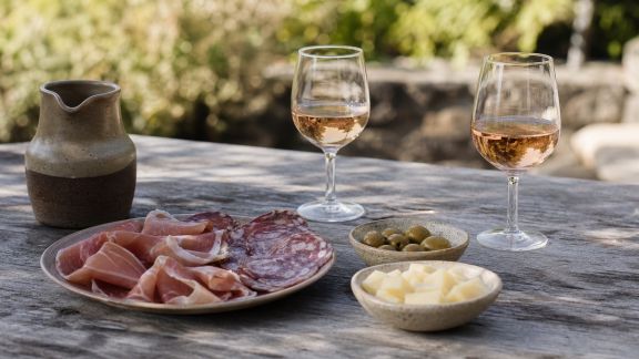 L’art de l’apéritif en Corse : boissons et amuse-bouches traditionnels
