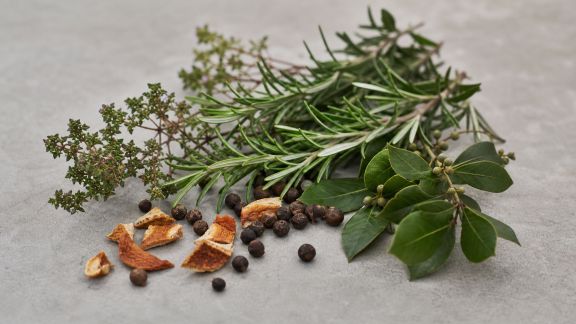 Les épices et aromates insulaires qui subliment la cuisine corse
