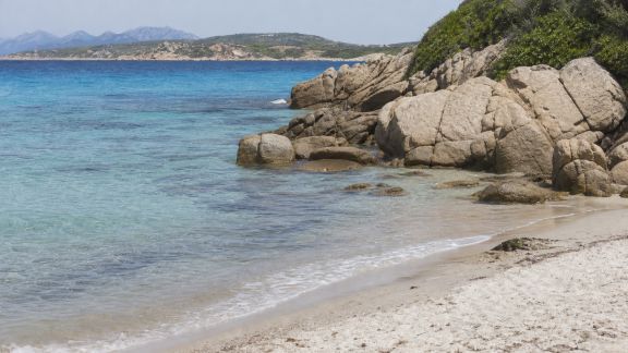 Découverte des criques isolées près des plages corses connues