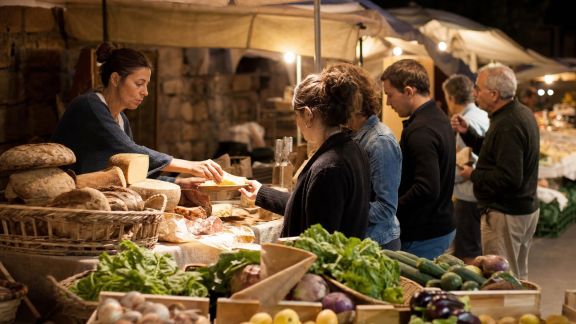 Focus sur les marchés de nuit gourmands et festifs en Corse