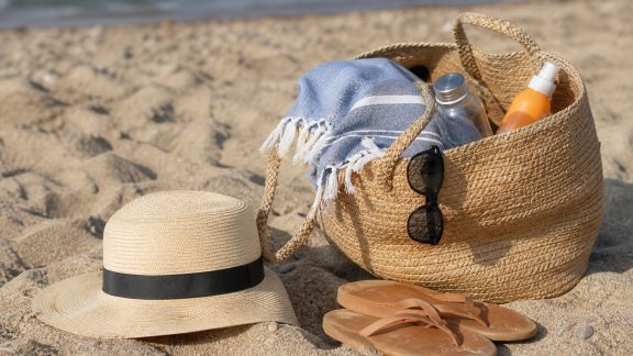 Que mettre dans son sac pour une journée parfaite sur les plages de Corse